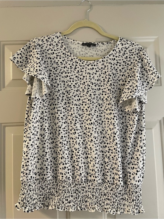 Adrianna Papell Tops - Adrianna Papell Women’s White Floral Ruffle Sleeve Top Sz M